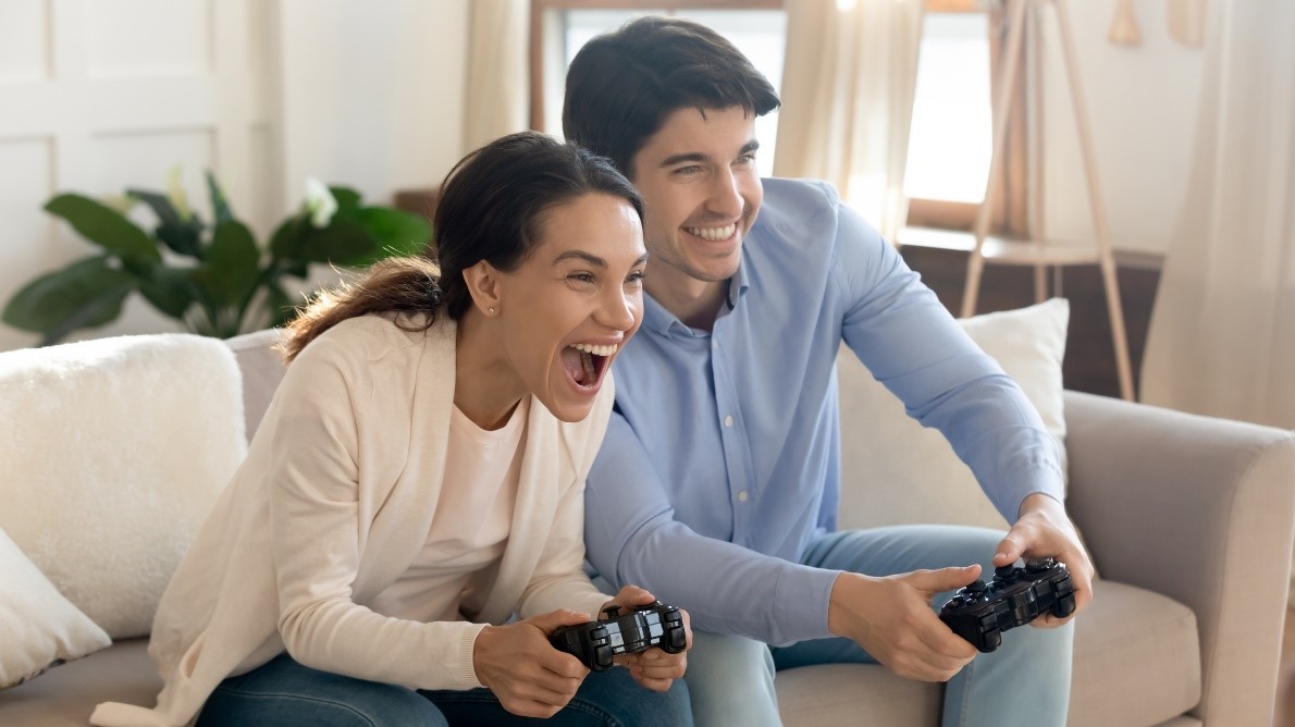 girl gamer invites her normie boyfriend to a cool gaming session